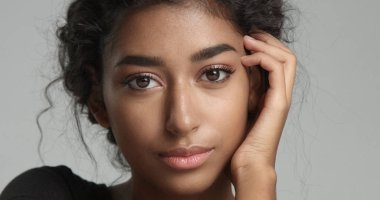 Çekici genç Orta Doğu model kusursuz cilt ile onun güzel yüzünü dokunaklı.