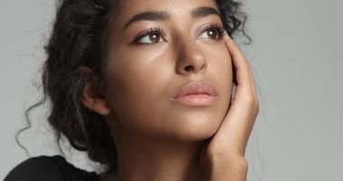 Çekici genç Orta Doğu model kusursuz cilt ile onun güzel yüzünü dokunaklı.