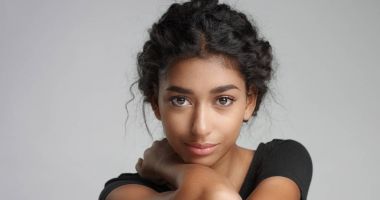 Çekici genç Orta Doğu model kusursuz cilt ile onun güzel yüzünü dokunaklı.