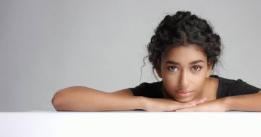 Pürüzsüz parlak deri beyaz masaj masasında rahatlatıcı ile genç ve güzel bir wooman görüntüsünü kapatmak.