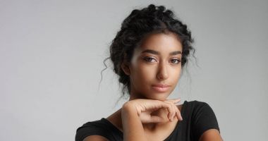 Çekici genç Orta Doğu model kusursuz cilt ile onun güzel yüzünü dokunaklı.