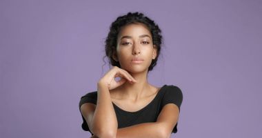 Çekici genç Orta Doğu model kusursuz cilt ile onun güzel yüzünü dokunaklı.