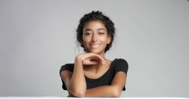 Çekici genç Orta Doğu model kusursuz cilt ile onun güzel yüzünü dokunaklı.