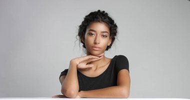 Çekici genç Orta Doğu model kusursuz cilt ile onun güzel yüzünü dokunaklı.