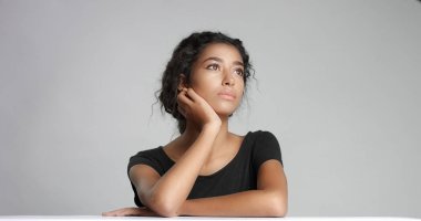 Çekici genç Orta Doğu model kusursuz cilt ile onun güzel yüzünü dokunaklı.