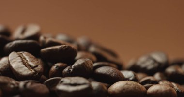 taze kavrulmuş kahve çekirdekleri izole kahverengi üzerine