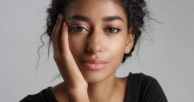 Çekici genç Orta Doğu model kusursuz cilt ile onun güzel yüzünü dokunaklı.