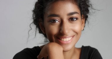 Çekici genç Orta Doğu model kusursuz cilt ile onun güzel yüzünü dokunaklı.