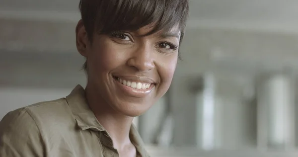 Sevimli genç siyah kadın loft tarzı ofis — Stok fotoğraf