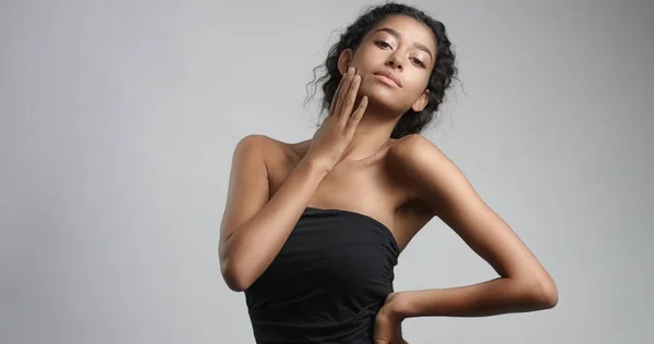 Atraente jovem modelo do Oriente Médio tocando seu rosto bonito com pele impecável . — Fotografia de Stock