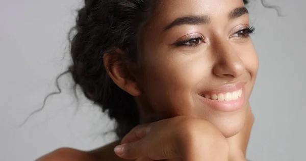 Glada lugn ung kvinna med vackra oliv hy och lockigt hår perfekt hud och bruna ögon i studio — Stockfoto