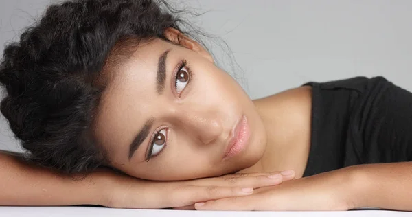 Close-up tiro de um jovem wooman bonita com pele brilhante suave relaxante em uma mesa de massagem branca . — Fotografia de Stock