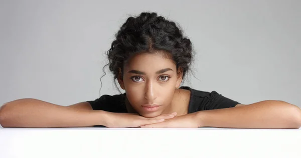 Primer plano de una hermosa joven wooman con una suave piel brillante relajándose en una mesa de masaje blanca . —  Fotos de Stock