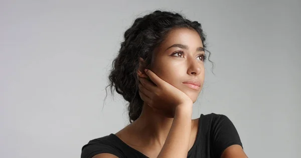 Attraktiv ung Mellanöstern modell röra hennes vackra ansikte med felfri hud. — Stockfoto