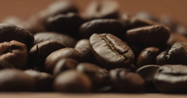 Vers gebrande koffiebonen geïsoleerd op brown — Stockfoto