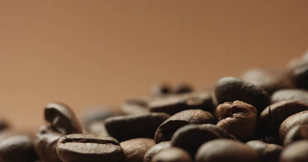 Vers gebrande koffiebonen geïsoleerd op brown — Stockfoto