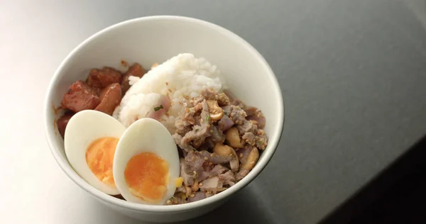 Melayani sup gaya Asia dengan nasi, daging babi, telur rebus dan terong — Stok Foto