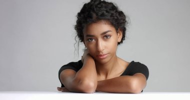 Çekici genç Orta Doğu model kusursuz cilt ile onun güzel yüzünü dokunaklı.