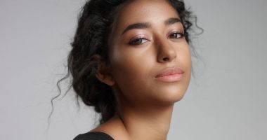 mükemmel hafif kahverengi deri ve kameraya gülümseyen güzel kıvırcık siyah saçlı genç kız