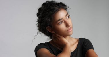 mükemmel hafif kahverengi deri ve kameraya gülümseyen güzel kıvırcık siyah saçlı genç kız