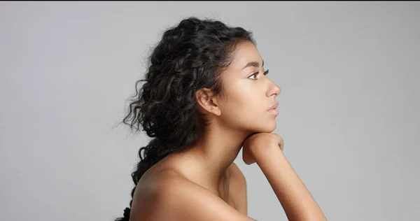 Giovane ragazza con perfetta pelle marrone chiaro e bei capelli neri ricci sorridenti alla fotocamera — Foto Stock