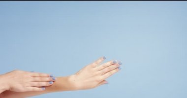 Kadının üzerinde açık mavi izole closeup eller