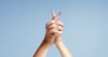 Kadının üzerinde açık mavi izole closeup eller