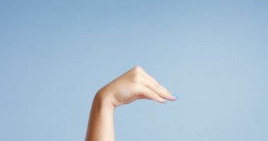 Kadının üzerinde açık mavi izole closeup eller
