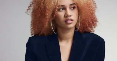 Işık afro saçlı güzel siyah erkek