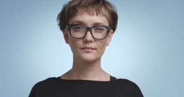 Renkli arka planlar üzerinde kısa saçlı sevimli genç kadın