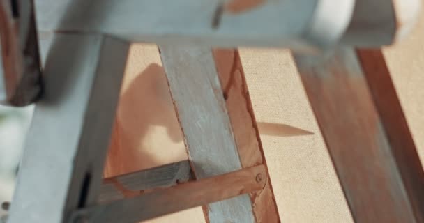 Mignon rousse fille peint dans son studio 