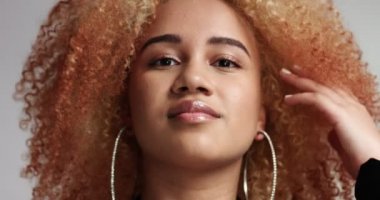 Işık afro saçlı güzel siyah erkek