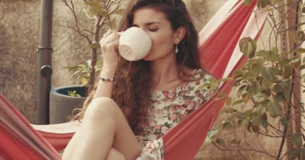 Atraktivní dlouhé vlasy dívka relaxaci v houpací síti — Stock video