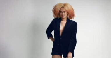 Işık afro saçlı güzel siyah erkek