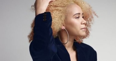 Işık afro saçlı güzel siyah erkek