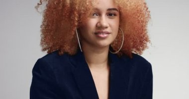 Işık afro saçlı güzel siyah erkek