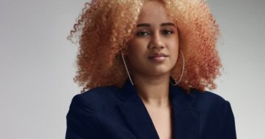 Işık afro saçlı güzel siyah erkek