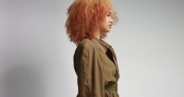 Haki yağmurluk çekici Afrika modeli