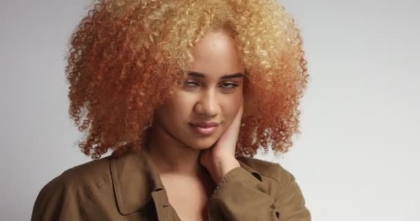 Atrakcyjny model Afryki w kolorze khaki płaszcz — Wideo stockowe