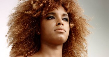 karışık ırk siyah kadın Studio sarı kıvırcık saçlı