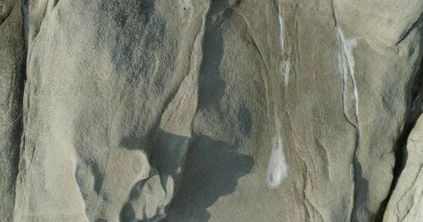 Вид зверху на морську воду і скелі пляжу — стокове фото