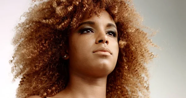 karışık ırk siyah kadın Studio sarı kıvırcık saçlı