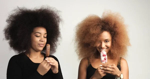 Par de mulheres negras com enorme cabelo afro — Fotografia de Stock