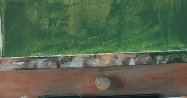 Söt rödhårig flicka målar i sin ateljé — Stockvideo