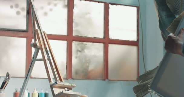Leuk roodharige meisje verven in haar atelier — Stockvideo