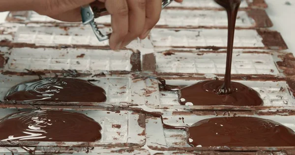 Chocolate líquido em tecido de chocolate, fazendo barras de chocolate — Fotografia de Stock