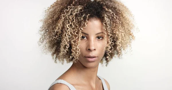 Zwarte vrouw met krullend afro hiar portret — Stockfoto