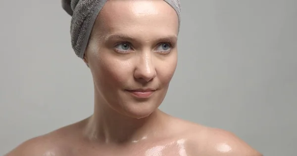 Kadının yüzü ıslak deri ile closeup — Stok fotoğraf