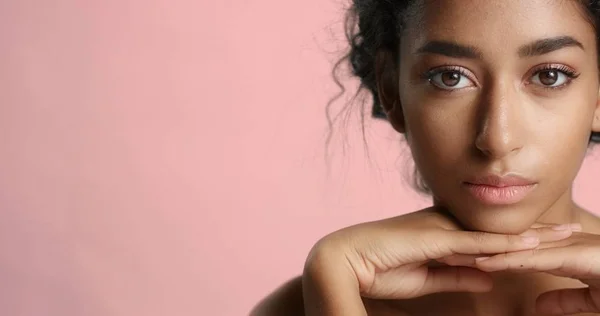 Menina marroquina bonita com vídeo de pele perfeita — Fotografia de Stock