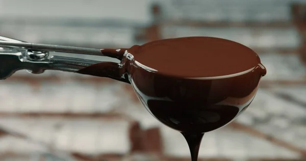 Chocolate líquido en tela de chocolate, haciendo barras de chocolate —  Fotos de Stock